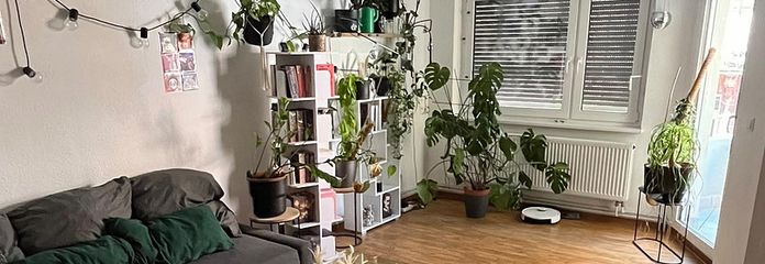 Bonito apartamento de 3 habitaciones con dos balcones en el barrio este de Karlsruhe – Wohnzimmer