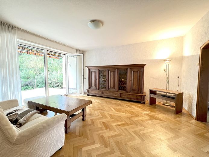 Wohnzimmer mit Zugang Terrasse