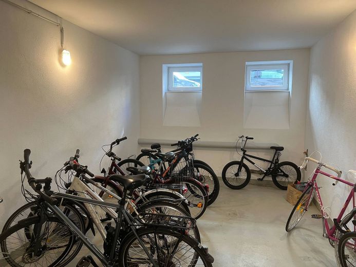 Luminoso piso de 3 habitaciones con BALCÓN y moderna COCINA INTEGRADA en el oeste de Stuttgart – Fahrradkeller