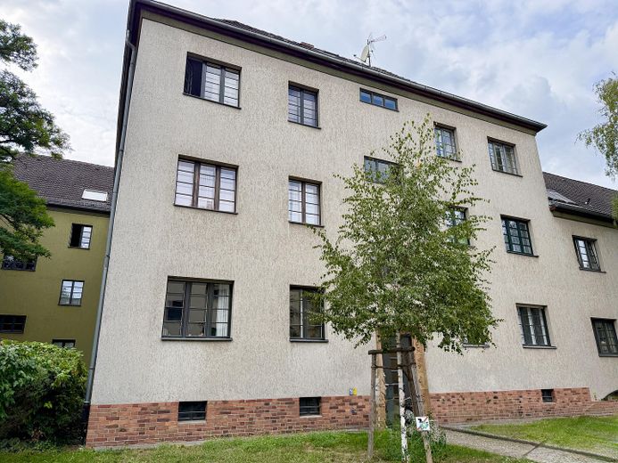 Zehlendorf: 3 habitaciones libres de comisión, en excelente estado, cerca del parque Laehr – Außenansicht des Hauses*