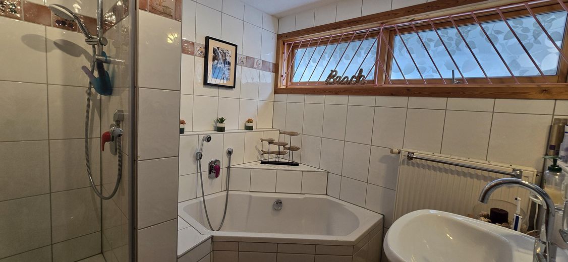 Skandynawski dom marzeń niedaleko Stuttgartu i Ludwigsburga – z mieszkaniem dla gości i połączeniem kolei miejskiej S-Bahn – UG ELW Bad (Badewanne+Dusche)