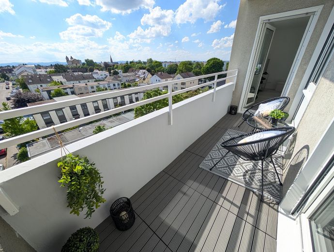 PROVISIONSFREI - sofort einziehen - Helle 3-Zimmerwohnung mit Blick zur Pfalz, komplett renoviert – Ausblick Balkon