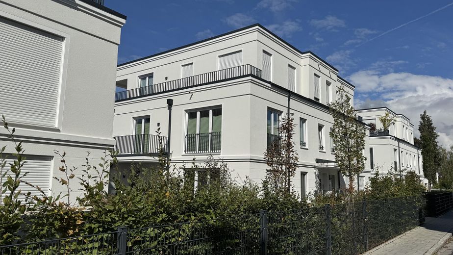 NEUWERTIGE VILLENWOHNUNG | SÜD/WEST | 2 BALKONE | GRÜNBLICK | EBK + MAẞ-EINBAUTEN + SMART HOME – Wohnanlage
