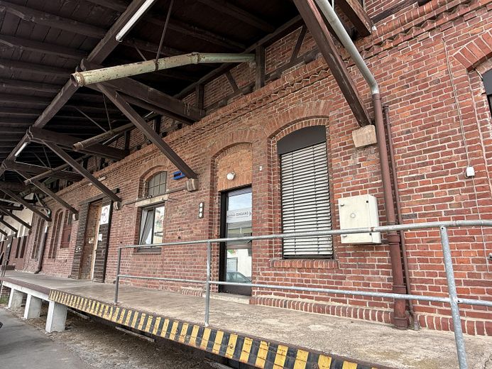 Gewerbeimmobilie mit Lagerflächen, Bürogebäude und großzügigem Betriebsgelände – Haupteingang Lagerhaus