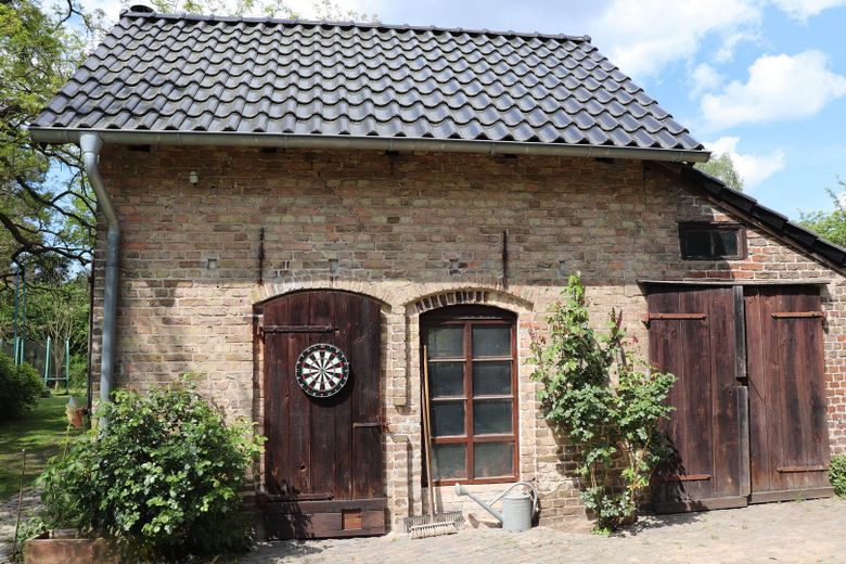 Charming country house with living basement, large garden, workshop, two verandas, hobby stable – Stall, Ost (Frontseitig)