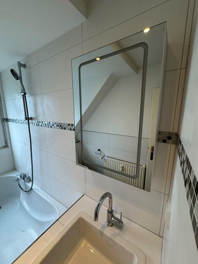 Attraente appartamento di 3 locali appena ristrutturato in un condominio ben tenuto – Modern renoviertes Badezimmer