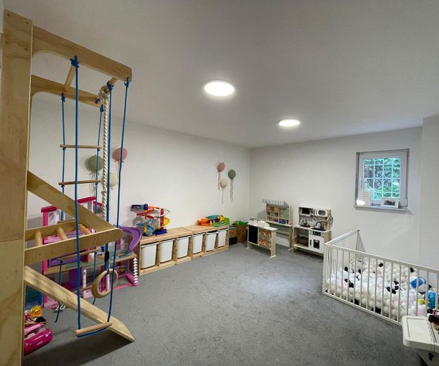 Modernisiertes Zweifamilienhaus mit 263 m² Wohnfläche, attraktiver Vermietungsperspektive – Keller Spielzimmer - Haus