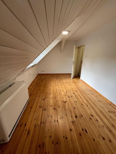 Charmante Dachgeschosswohnung mit neuer Einbauküche – ruhige Lage in Heiligenhaus – Wohnzimmer