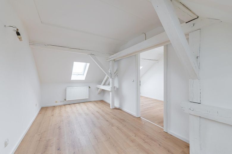Wunderschöne 3 Zi Dachgeschoss Wohnung mit Balkon und Küche – Schlafen 1a