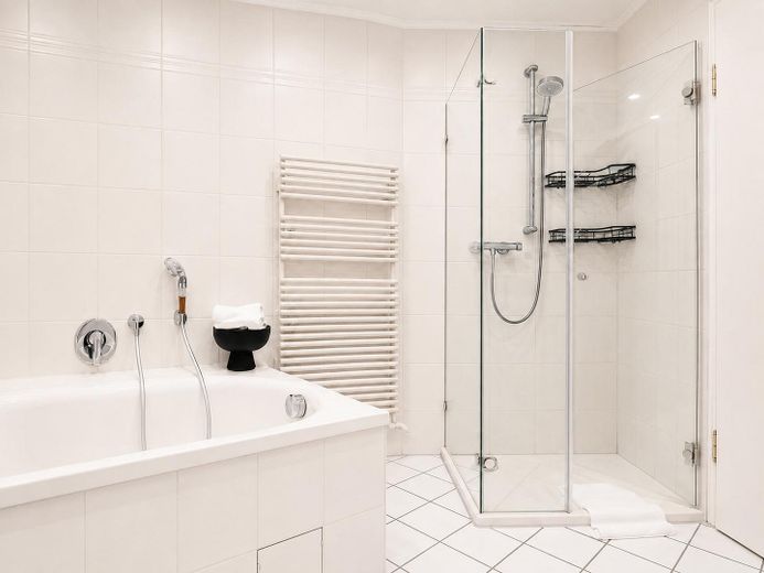 Exklusives Wohnen in Haushälfte mit Weitblick. Leben und Arbeiten auf höchstem Niveau. – Bad OG 2