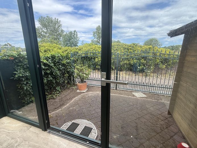 hochwertig saniertes Reihenhaus mit EBK, Wintergarten, provisionsfrei – Blick in den Garten