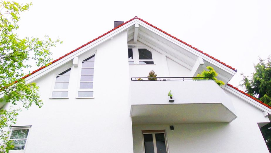 Tolle Lage: Hochwertige 3,5-Zimmer-DG-Galeriewohnung mit 2 Balkonen, 2 Bädern, TG und guter Rendite – Südansicht