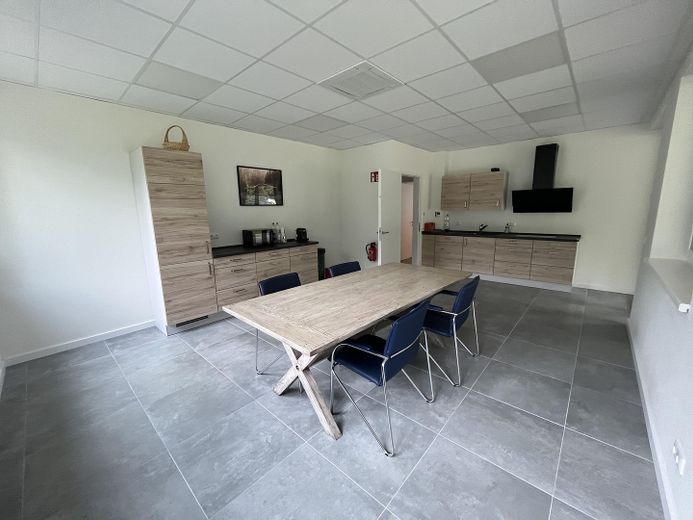 Espacio para su empresa: tres oficinas climatizadas con cinco plazas de aparcamiento en Scharbeutz – Küche