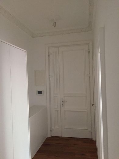 Le charme de l’ancien rencontre la modernité – élégant appartement de 2 pièces avec balcon sur la Berger Straße – Wohnungstür