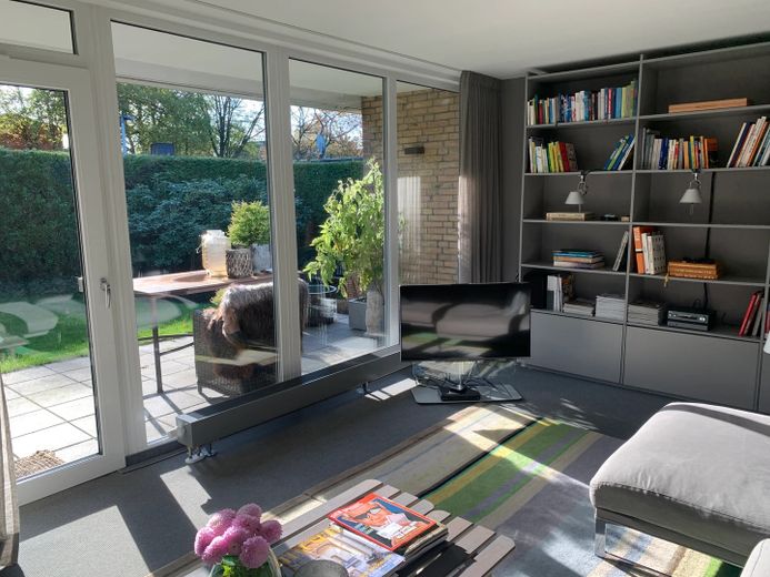 Modernisierter Winkel-Reihenbungalow mit uneinsehbaren Grundstück – Sonniges Wohnzimmer