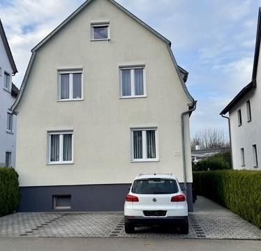 Maison individuelle baignée de lumière dans un quartier résidentiel attrayant