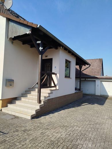 Casa unifamiliare ben tenuta con edificio accessorio e piscina riscaldabile – Hofeinfahrt mit Hauseingang