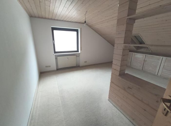 3 Zi. DG Wohnung mit Küche, Gartenmitbenutzung und Stellplatz – Kinderzimmer Bild 1