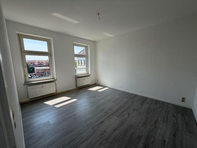Erstbezug nach Sanierung: helle 3-Zimmer Altbau Whg. mit EBK im Herzen der Stadt – Wohnzimmer
