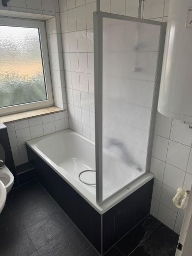 3- Zimmer-Hochparterre- Wohnung mit Einbauküche, Gemeinschaftsgarten und PKW Stellplatz – Badezimmer Bild 2
