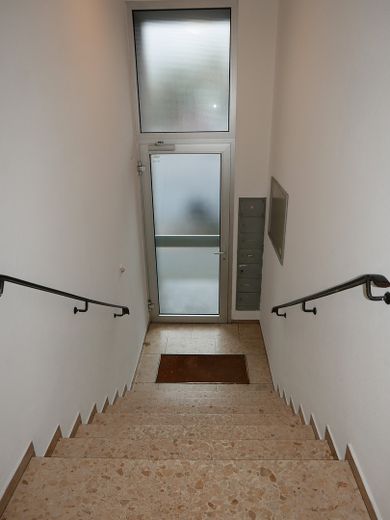 مبنى سكني وتجاري في موقع مجاور مباشرةً لمحطة قطارات ICE - 5 وحدات منفصلة – Treppenhaus Eingang