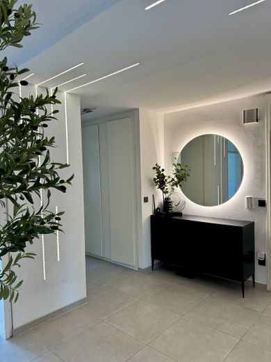 Modernisierte 3-Zimmer-Wohnung mit 2 Loggien, Garage & Aufzug – Foto 7