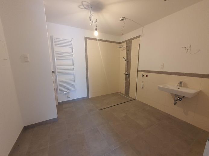 Traumhafte 3 Zimmer EG Wohnung mit Doppelgarage zu vermieten – Badezimmer