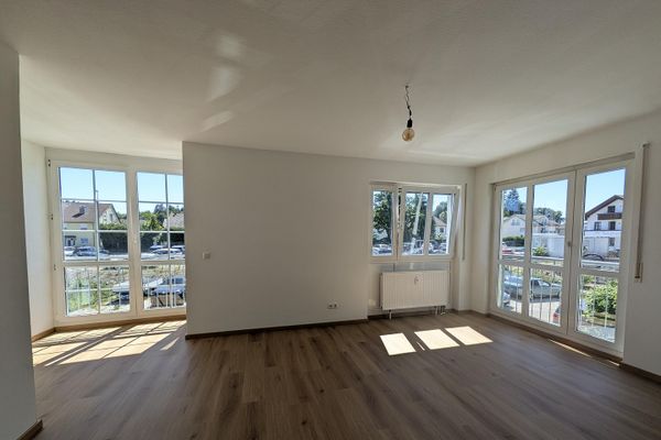 Appartamento di 3 locali pieno di luce con giardino d'inverno esposto a sud e vista sul bosco presso l'Ebersberger Forst.