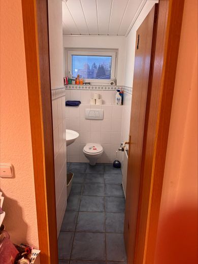 Commission-free: Well-maintained family home with 24 kWp PV system, storage, pool & large plot – WC Erdgeschos