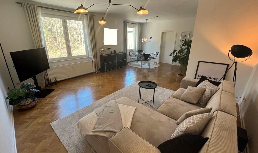 Wohnzimmer/ Blick Bürotür