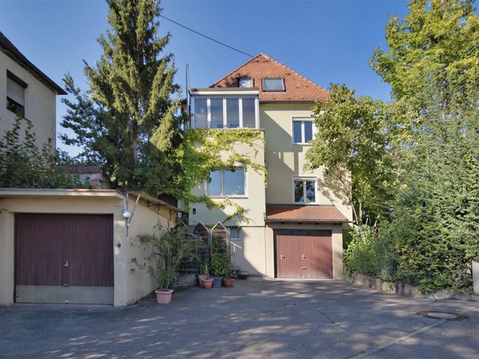 Schönes Stadthaus in LB-Hoheneck mit großem Garten – Haus_Frontansicht