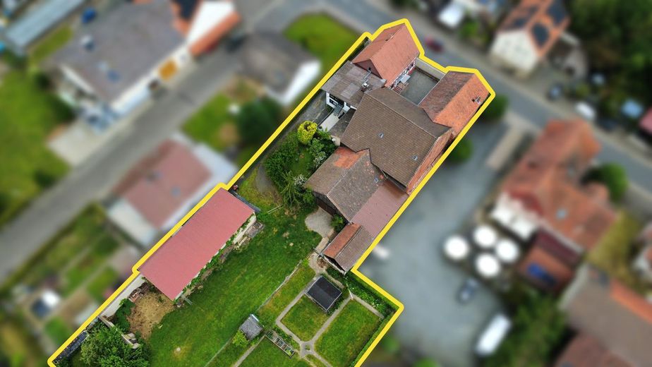 Wohnhaus mit Bauernhof – Drohnenansicht oben