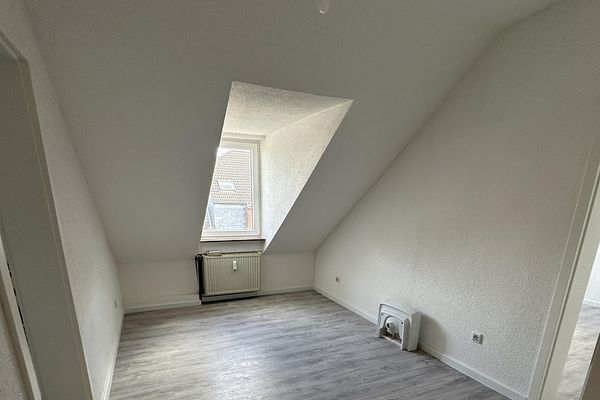 ** Appartement de 5 pièces entièrement rénové dans les combles d’un immeuble ancien **