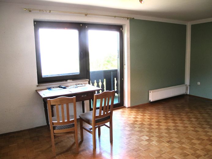 Sonniges Haus, 3 kpl. Wohnungen, Alleinlage, unverbaubarer Fernblick, Urlaubsregion Sonnenwald – Wohnzimmer mit Fernblick