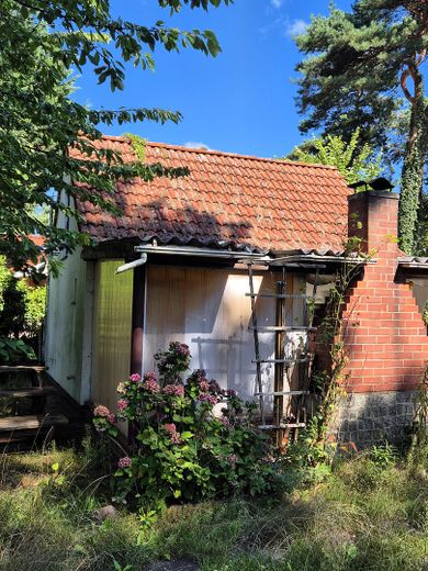 Großes Grundstück im Grünen mit Haus, Garage, Carport, Stellplätze – Kamin im Garten