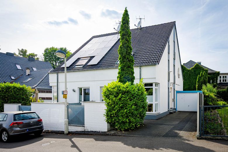Provisionsfrei: Moderne, wunderschöne Doppelhaushälfte in Solingen - 3,9% Rendite – Strassenansicht