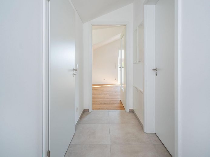 Bezugsfertig: Neubau DG Wohnung mit Balkon + EBK in Parsdorf bei München | KfW-40-QNG - WE 12 – Flur