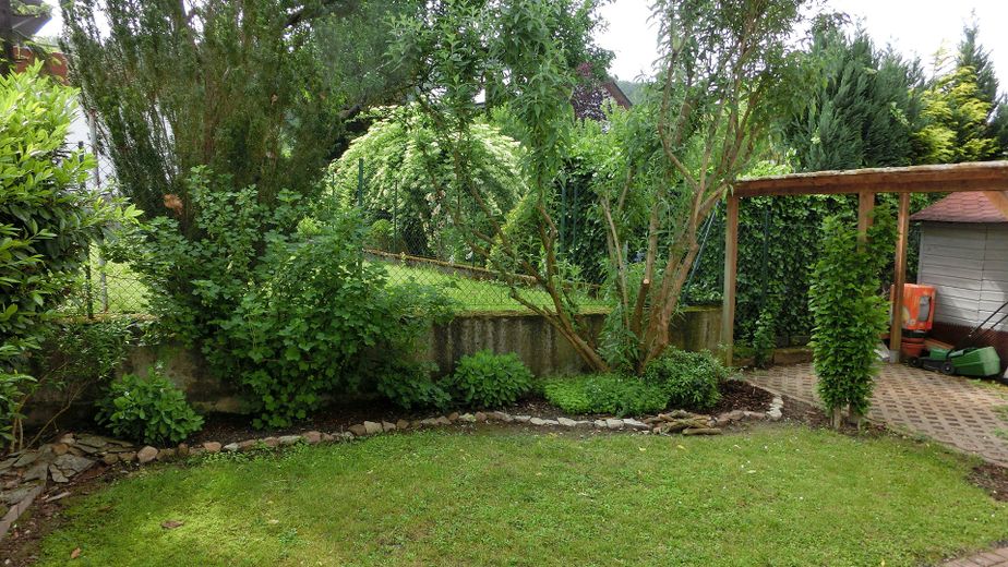 Charmantes Wohlfühlhaus mit Terrasse und kleinem Garten in gesuchter Lage – Garten