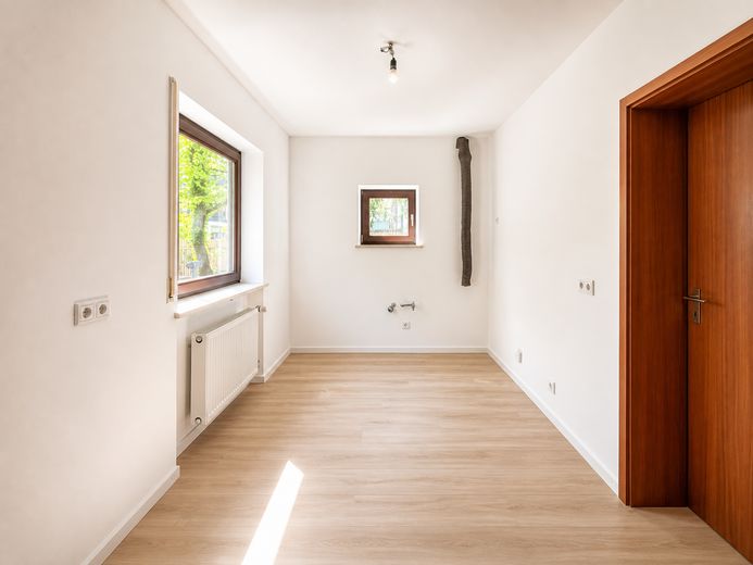 Quietly located semi-detached house with fireplace, conservatory &amp; garden idyll – Küche