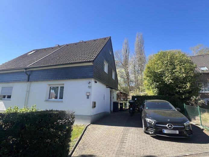 Charmante Doppelhaushälfte mit großem Garten in begehrter Lage... – Haus mit Stellplätzen