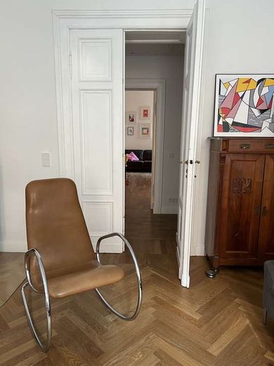 Tolle 4 Zimmer Altbauwohnung in Kreuzberg mit Wohnküche nahe Paul-Lincke Ufer, Südbalkon, Parkett – Wohnzimmer