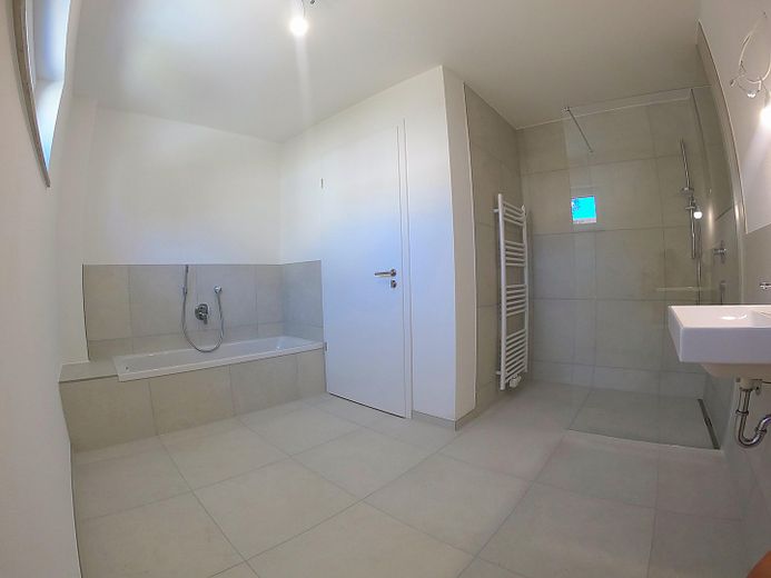 Erstbezug im 1. OG auf 84qm eines modernen Neubaus ab sofort! – Badezimmer 