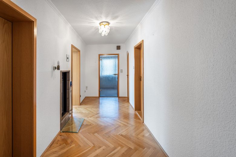Stilvolle 3-Zimmer-Wohnung mit Fischgrätparkett, XL-Balkon & Kachelofen +++ provisionsfrei +++ – Foto 9