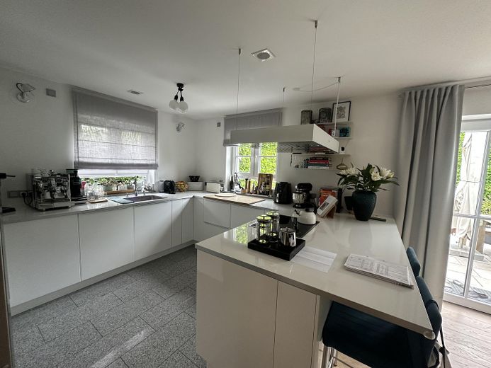 Near Simmerleinplatz: As-new, bright XXL semi-detached house, upscale features, KFW70 standard, with fitted kitchen – EG Küche