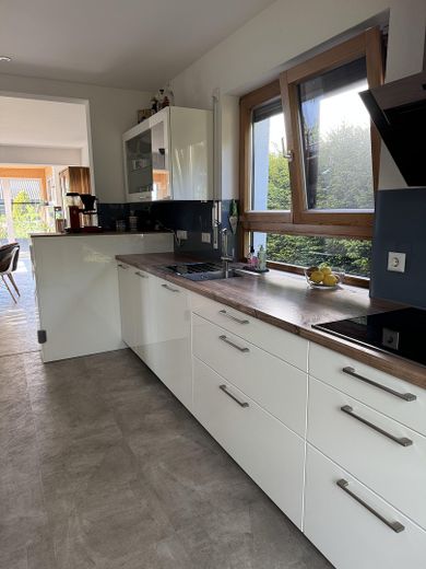 Lichtdurchflutetes Zweifamilienwohnhaus, komplett saniert 2021 in ruhiger Lage von Herrenberg – Küche m. Blick zum Essen