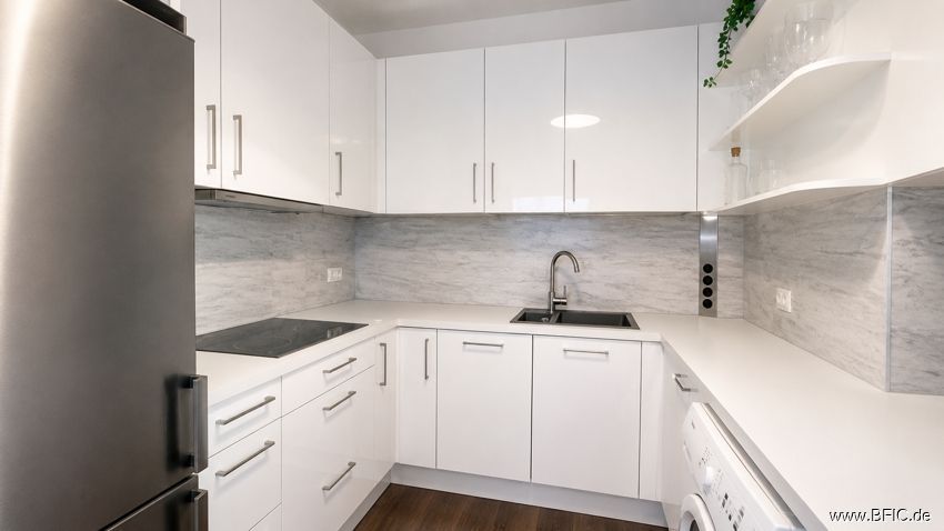 elegante 2-Zi.-Wohnung mit großem Balkon - möbliert vermietet nähe Spittelmarkt – Küche