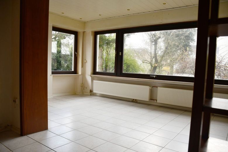 Freistehendes Zweifamilienhaus mit Pool und gewachsenem Garten – Wohnbereich mit Gartenzugang