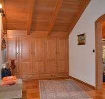 Molto spazio da privato - grande casa unifamiliare con 8 stanze – Vorraum im Dachgeschoss