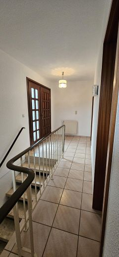Gepflegtes Einfamilienhaus mit großem Garten in Hamburg-Lemsahl-Mellingstedt – Vorflur mit Kellertreppe