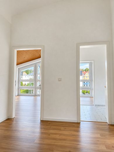 3 habitaciones, balcón y vistas al castillo: vivienda de alta calidad completamente renovada en Königstein – Eingangsbereich (innen)